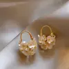 Pendientes de Flor de Perla Dorada para Mujer Lujo Ligero Gama Alta Únicos de Nicho Pendientes de Cesta de Flores Microincrustada Nuevo Estilo 2025