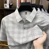 Camisa de Manga Corta Fresca de Seda Helada Estilo Nuevo de Verano para Hombre, Camisa a Cuadros de Manga Media Sin Costuras con Cuello para Negocios Casual para Hombre