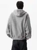 Sudadera con capucha de peso pesado, estilo americano, gris, deconstruida y de cuello alto para hombre, que irradia un ambiente fresco, relajado y chic sin esfuerzo