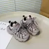 Zapatos deportivos de moda para niñas 2025, nuevos para primavera y otoño, suela suave para niños, parte superior de malla, transpirables y ligeros, estilo "dad shoes"