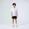 Camisa polo infantil de manga curta em jacquard com elastano e gola, pode ser estampada com logo ou bordada, adequada para esportes e uso casual, cor lisa, versátil
