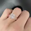 Anillo de Diamante Caliente Super Brillante de 5 Quilates Sansheng III Diamante Mosan Chapado en Platino Completamente Diamantado Tres Filas de Diamantes Anillo de Propuesta de Boda