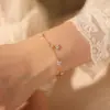 Pulsera Francesa Retro de Trébol de Cuatro Hojas con Borla y Circonita para Mujer, Lujo Ligero, Moda, Diseño Versátil, Joyería de Mano Plegable de Alta Gama