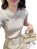 Camiseta de Renda com Gola de Boneca de Manga Curta no Ombro Direito para Mulheres Verão Estilo Coreano Curta Slim Tricô Top Fino Alta Elasticidade Slim Fit