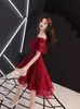 Vestido de noche para mujer 2026 modelo nuevo en color burdeos, con diseño corto al frente y largo atrás, strapless, elegante y estilizado, adecuado para mujeres petite como vestido de brindis