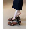 Primer encuentro: Sandalias de una correa estilo francés con pedrería floral para mujer, exquisitamente hermosas, cómodas y elegantes tacones de aguja.
