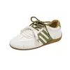2026 Sapatos Brancos Femininos Outono Novo Estilo Versão Coreana ins Estudante Feminina Casual Esportes Versátil Tênis de Skate Estilo de Rua 8823