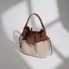 Bolsa Saco Versátil Patchwork 2026 Pingente de Cavalo Pequeno Bolsa de Mão em Couro Genuíno Cor de Bloco Nicho Bolsa Transversal Elegante de Alta Qualidade