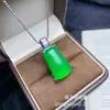 Pingente de Jade Gelo de Alta Qualidade com um Colar com Pingente de Jade Verde da Paz, Apresentando um Design Simples e Elegante com um Pingente Totalmente Incrustado de Verde