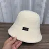 Chapéu de Pescador Simples de Tricô Japonês para Mulheres Outono Inverno Chapéu Balde com Logo Pequeno Estilo Coreano Marca Tendência Chapéu Balde Quente para Afinar o Rosto