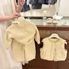 Conjunto de Otoño/Invierno para Niñas 2026 Nuevo Estilo Chaleco Acolchado Elegante para Bebé Sudadera con Capucha de Forro Polar y Pantalones de una Pieza para Niños Conjunto de Tres Piezas