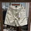 Shorts cargo de algodão puro com lavagem pesada e efeito desgastado estilo retrô americano, com bolsos laterais com zíper, corte solto, shorts versátil de cor sólida