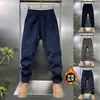 Producto Nuevo de Invierno 2025: Pantalones Casuales para Hombre, Lujosos, Resistentes al Frío, Cortavientos, Cálidos, Cintura Elástica, Terciopelo de Algodón Europeo, Sarga, Engrosados y Forrados de Felpa