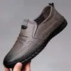 Zapatos nuevos de cuero para hombre, punta redonda, suela blanda, mocasines casuales sin cordones, zapatos de conducir modernos, fáciles de poner, adecuados para hombres de mediana edad