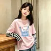 Camiseta de manga comprida para meninas, algodão puro, top de outono para crianças, adequada para usar como camada externa ou como camada base, design listrado, parece um conjunto de duas peças