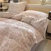 Diseño de tallado tridimensional - un juego de ropa de cama de invierno de cuatro piezas con tela de terciopelo de leche engrosada, que incluye una sábana bajera y una funda de edredón de vellón de coral por ambos lados