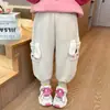 Pantalón de chándal de una pieza de forro polar para niña Otoño e Invierno 2026 Nuevo estilo Ropa de invierno gruesa y cálida para bebé Pantalones casuales modernos y elegantes