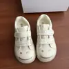 Tênis versáteis de alta moda estilo coreano com bolinhas e velcro para mulheres, novos mocassins de nicho estilo preguiçoso e moderno, coleção primavera-verão 2026