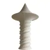 Columna gigante de arte GRG con patrón de espiral multicapa, pilar escultórico central de museo de arte, textura vintage, forma irregular, columna de yeso blanco puro