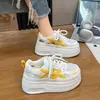 Zapatos Blancos con Bloques de Color Suela Gruesa Calados para Mujer Otoño 2026 Nuevos Zapatos de Malla Transpirables Ligeros Versátiles Deportivos Casuales