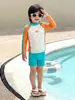 Traje de baño de manga larga para niños Verano 2025 Nuevo estilo Pantalones de playa junto al mar Traje de baño de dos piezas para niños Protección solar Secado rápido Resistente al cloro