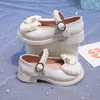 Nova coleção de primavera e outono de sapatos de couro para meninas: estilo princesa para crianças, antiderrapante, com enfeites de pérola e laço, apresentando um design chique e confortável