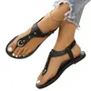 Suministro directo de fábrica de sandalias de chancla vintage para mujer, sandalias planas de playa con tachuelas y suela blanda, stock de verano disponible para venta al por mayor