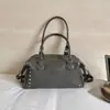 Bolsa de mão com rebites de grande capacidade estilo coreano, bolsa de ombro e bolsa de axila com textura de alta qualidade, moderna e versátil para o trabalho e para o dia a dia, perfeita para um look cool e estiloso.