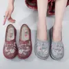 Sapatos de pano genuínos estilo Old Beijing Bai Zhenhe para mulheres, de sola plana, sola macia, respiráveis, estilo retrô, sapatos bordados para mães e mulheres idosas