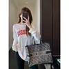 Estilo casual~Moderna camiseta de manga larga holgada con hombros caídos y efecto adelgazante para mujer, nuevo modelo otoño 2026 H082913