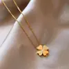 Nuevo Collar de Acero de Titanio con Patrón de Corazones de Trébol de Cuatro Hojas, Cadena para Clavícula de Trébol de la Suerte Refractivo en Forma de Corazón de Nicho de Lujo Ligero
