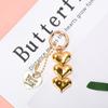 Llavero con colgante de coche con forma de corazón, cadena creativa con cuentas, accesorios pequeños y frescos para auriculares y bolsos.