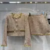 Traje de Moda Outono e Inverno Estilo Coreano Jaqueta Curta Dourada com Lantejoulas Pequenas Saia de Tweed Conjunto de Duas Peças Petite