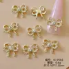 Acessórios de arte para unhas: Borboleta de Pérola Combinada com Laço de Metal Cravejado de Diamantes Dourados, Laço de Unha Tridimensional Estilo Japonês, Simples e Versátil
