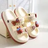 Pantuflas de suela gruesa para mujer con sensación cómoda, nuevo modelo de verano 2025, adecuadas para usar al aire libre, antideslizantes, sin olor, sandalias de playa versátiles para hombre