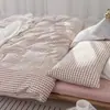 Juego de cuatro piezas de algodón 100% teñido en hilo y lavado, algodón puro, sin marca, suministrado por el fabricante, funda de edredón de alta calidad, sábana bajera de estilo japonés, ropa de cama al por mayor