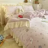 Juego de Cama de Cuatro Piezas de Dibujos Animados de Conejo Rosa con Estrellas y Lunas, Otoño e Invierno, Encaje, Alta Densidad, Terciopelo de Leche, Suave y Agradable para la Piel, Juego de Cama de Tres Piezas para Estudiantes