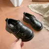Outono 2026 Novos Mocassins de Solado Grosso Velcro Slip-on Sapatos Pequenos de Couro Casuais Versáteis Couro Macio Sapatos de Solado Plano