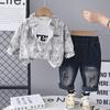 Roupa de Outono para Bebê Menino de 0 a 4 Anos 2025 Primavera e Outono Novo Casaco Cardigã Estampado Completo para Menino Bonito Conjunto de Três Peças