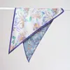 Lenço Triangular Estampado Florido Dupla Face, Moderno e Fresco, Xale Multifuncional Versátil, Lenço Triangular Diagonal de Seda Sintética