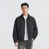 Además, la chaqueta corta de mezclilla patchwork con bloques de color en el cuello, de corte holgado, hombros caídos, casual, con cremallera para hombre, es perfecta para el otoño de 2026.