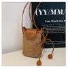 Bolso de teléfono retro de cuero suave con tapa abatible simple, cordón, decoración de bola de madera, bandolera ligera, minibolso de mano moderno y versátil