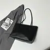 Bolsa tote moderna estilo coreano para mulheres, nova coleção 2026, grande capacidade, pode ser carregada na mão ou usada como bolsa de ombro, com cores contrastantes e um design retrô, adequada para o dia a dia