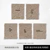 Estilo cool ins, letras inglesas artísticas, cartões com franjas, nail art, joias, adereços de fotografia, decorações de fundo e peças de exibição