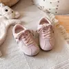 Zapatillas casuales para niñas 2026 nuevo modelo de otoño, suela suave, antideslizantes, flores bordadas rosas, zapatos blancos versátiles y cómodos