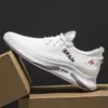Nuevos zapatos deportivos casuales primavera y verano 2025 Tendencia coreana Tejido fly transpirable Zapatos para correr para hombre Suela gruesa Malla Venta al por mayor