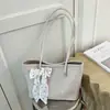 Bolsa de mano de lujo de alta gama para mujer, nuevo modelo de verano 2026, bolso de hombro con patrón tejido de nicho, bolso de mano de gran capacidad