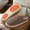 Chinelos de algodão simples e antiderrapantes para homens, novo estilo de inverno, quentes e forrados com fleece para uso interno, adequados para grávidas e idosos, chinelos de pelúcia para mulheres