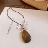Colar com cordão de couro retrô e pingente oval, um acessório de moda luxuoso e estiloso, perfeito para combinar com suéteres, uma joia única e versátil para mulheres