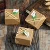 Caja de papel kraft retro clásica para anillos con flores, embalaje de regalo pequeño, joyero de moda, venta al por mayor, disponible en stock